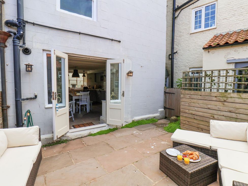 A garden area with outdoor furniture at Greenfingers in Whitby