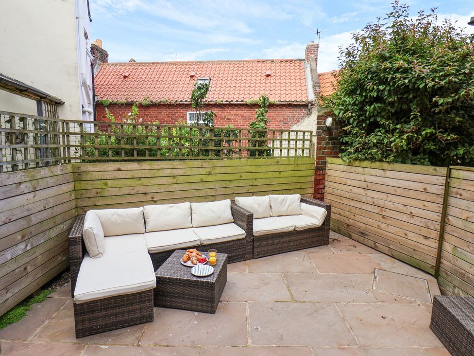 A garden with a sofa and table at Greenfingers in Whitby