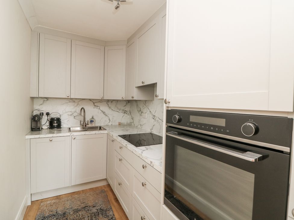 A kitchen with modern fixtures at 7 Belfort Court in 