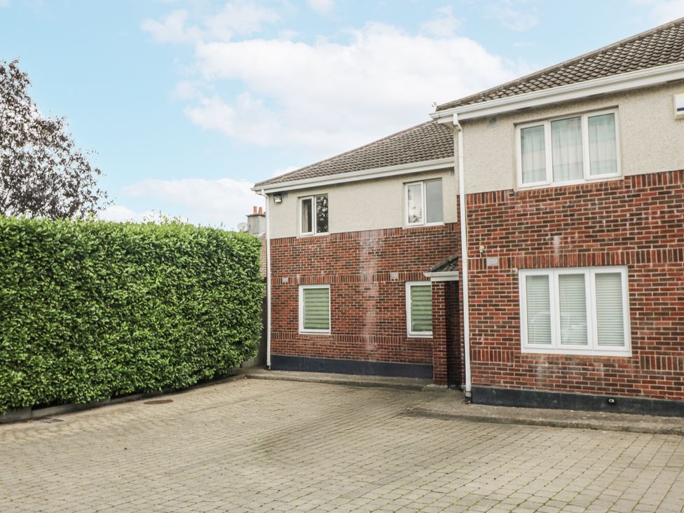 An exterior view of a house with a driveway at 7 Belfort Court