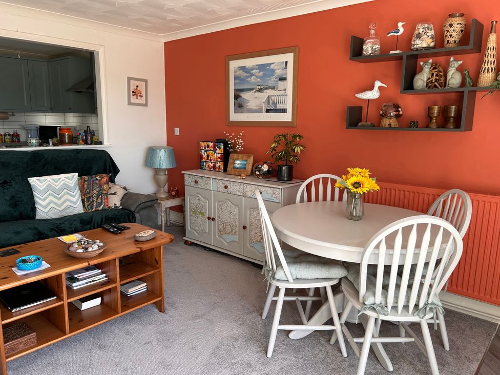 A living room with a sofa table and chairs at No.51 Llanteg Park in Amroth