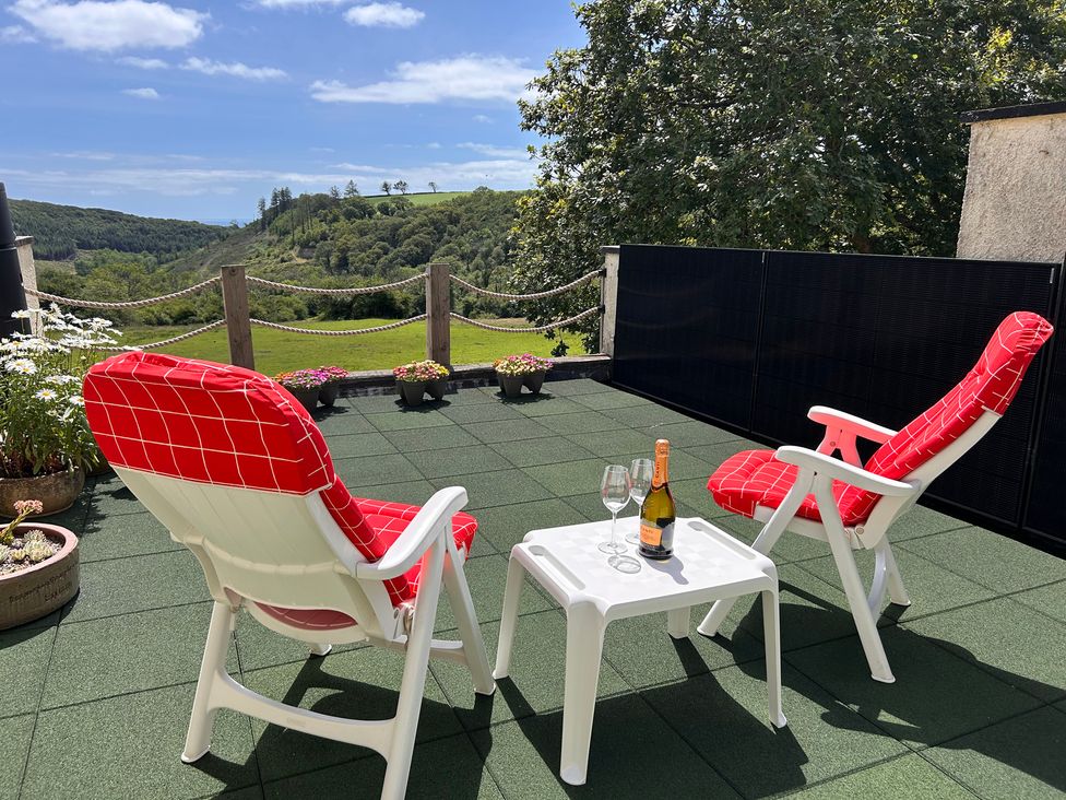 An outdoor area with chairs and a table at 51 Llanteg Park in Amroth