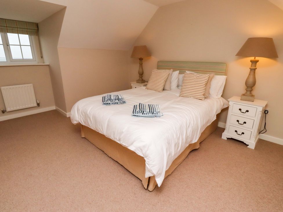 A bedroom with a bed and bedside tables at High Sea View