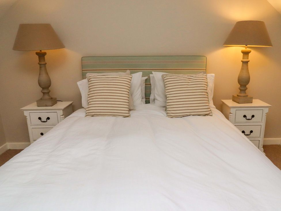 A bedroom with a bed and bedside tables at High Sea View