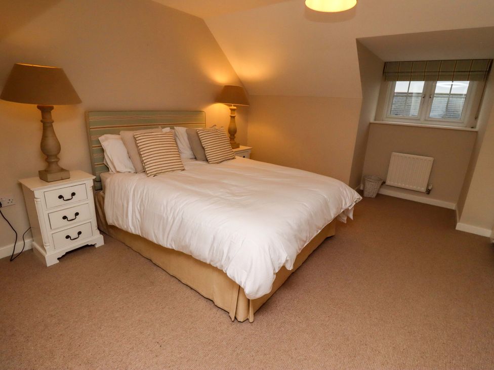 A bedroom with a bed and bedside tables at High Sea View