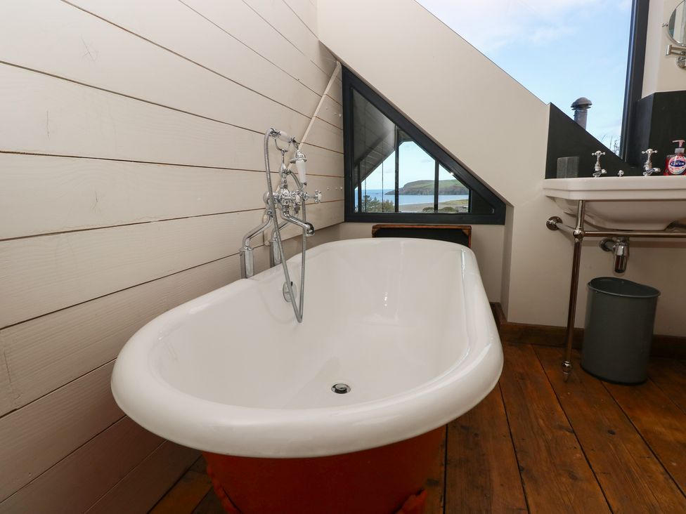 A bathroom with a bathtub and sink at The Barn in Newport
