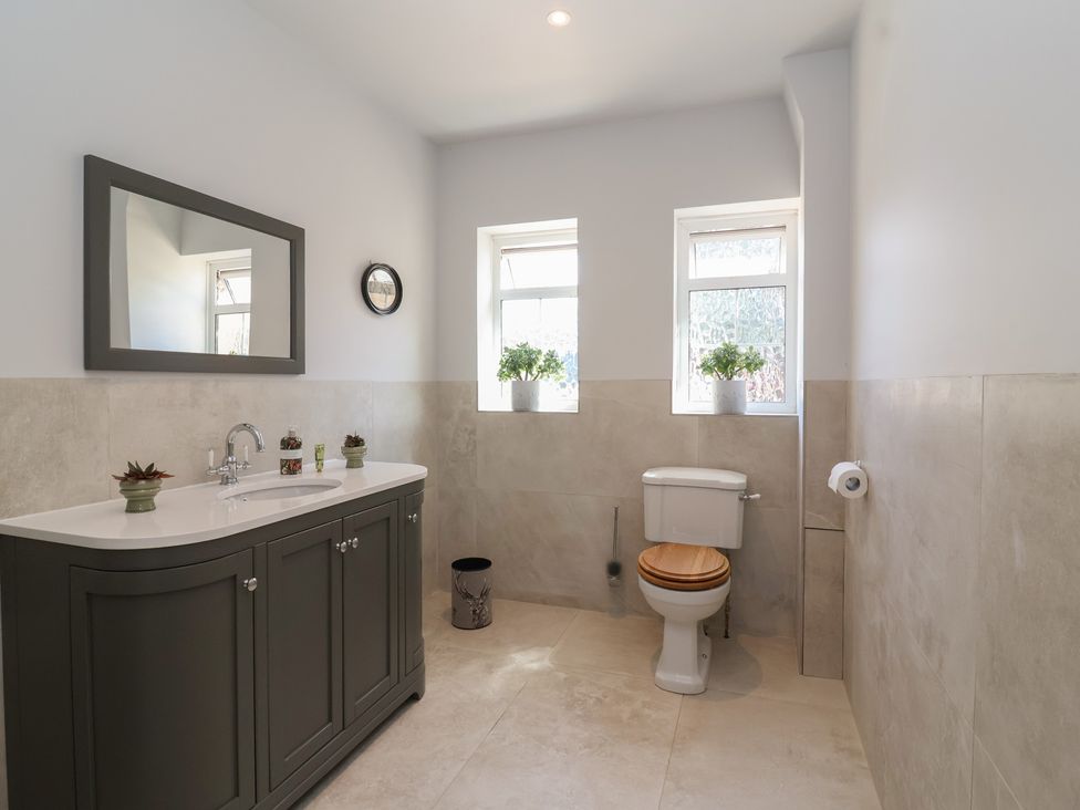 A bathroom with a sink and toilet at Leafield Cottage in Brockworth