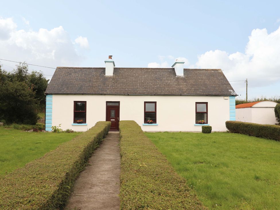 A house with a pathway and hedges at The Farmhouse in Tralee, County Kerry