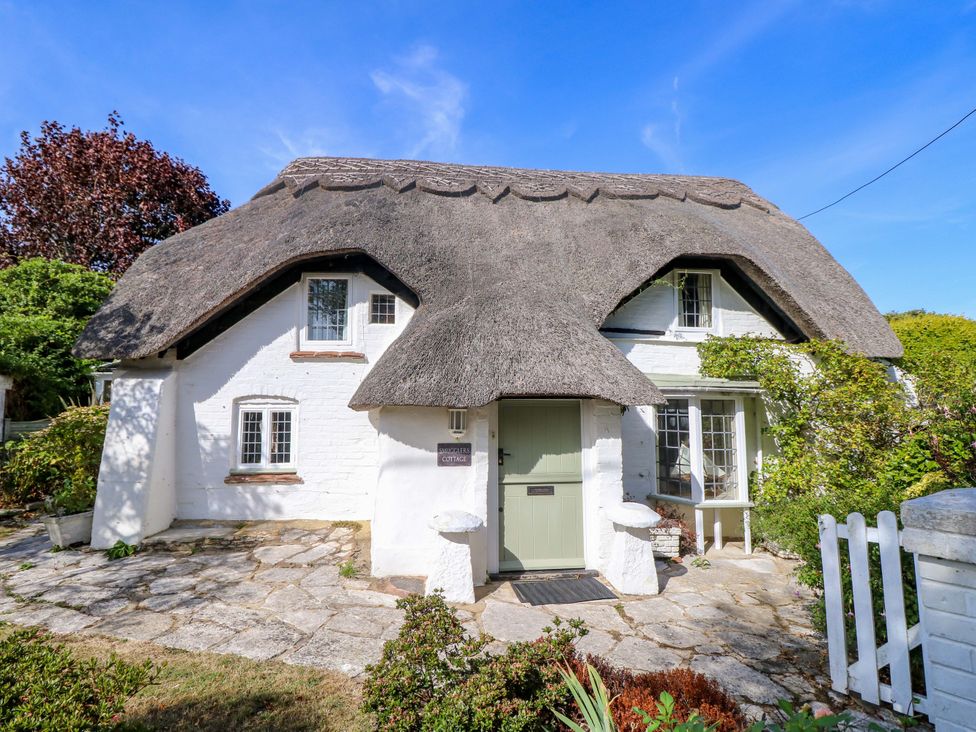 A cottage with thatched roof and garden at Smugglers Cottage in New Milton