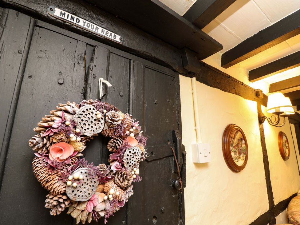 A door with a wreath in a hallway at Smugglers Cottage in New Milton