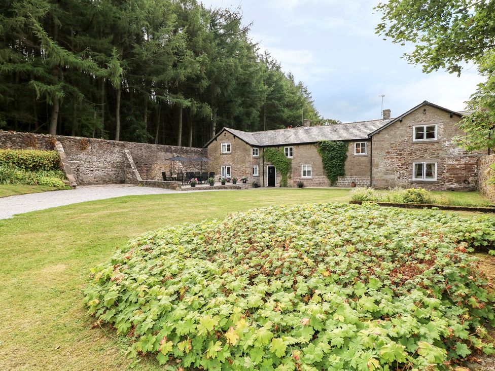 A house with a garden and gravel drive at The Bothy in Wildboarclough