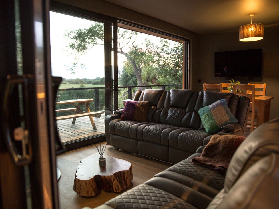 A living room with a view of the deck at The Red House Farndon