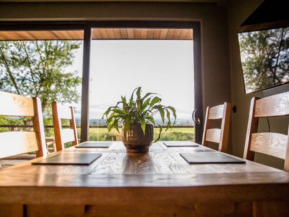 A dining room with a table and chairs at The Red House in Farndon