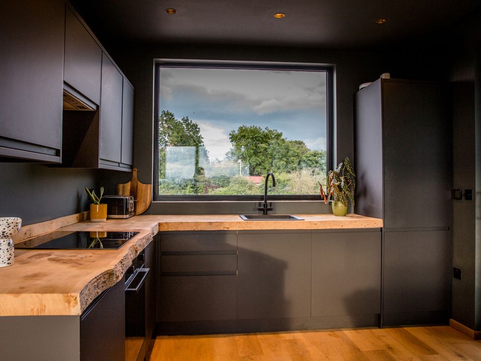 A kitchen with sink and window at The Red House in Farndon