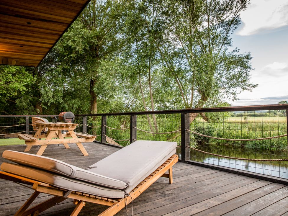 An outdoor area with a lounge chair and picnic table at The Red House in Farndon