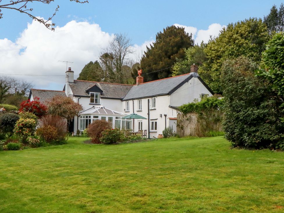 A house with a garden and trees at Town Farm Cottage in Barnstaple