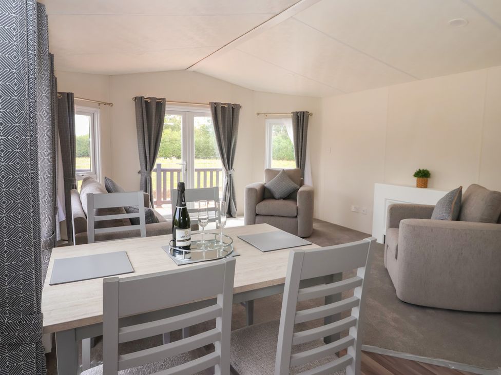 A living room with a dining area and seating arrangement at Meadows Park 3 Great Hatfield near Hornsea