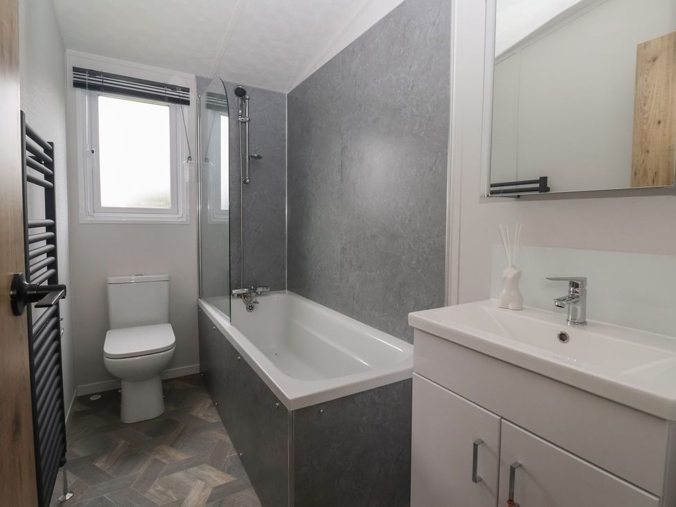 A bathroom with a bathtub and toilet at Meadows Park 3 near Great Hatfield