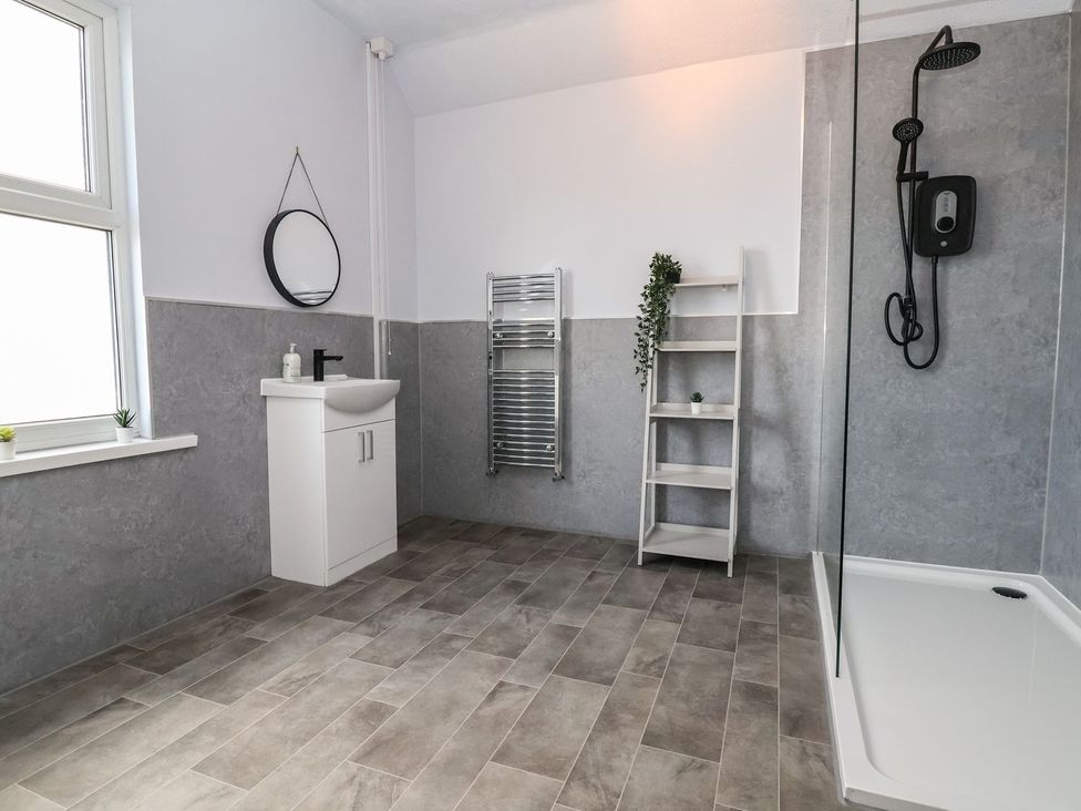 A bathroom with a shower and sink at Mariners Lee