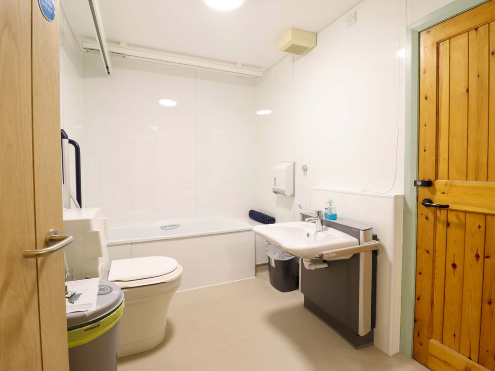 A bathroom with bathtub, toilet, and sink at Clwyd Special Riding Centre in Llanfynydd