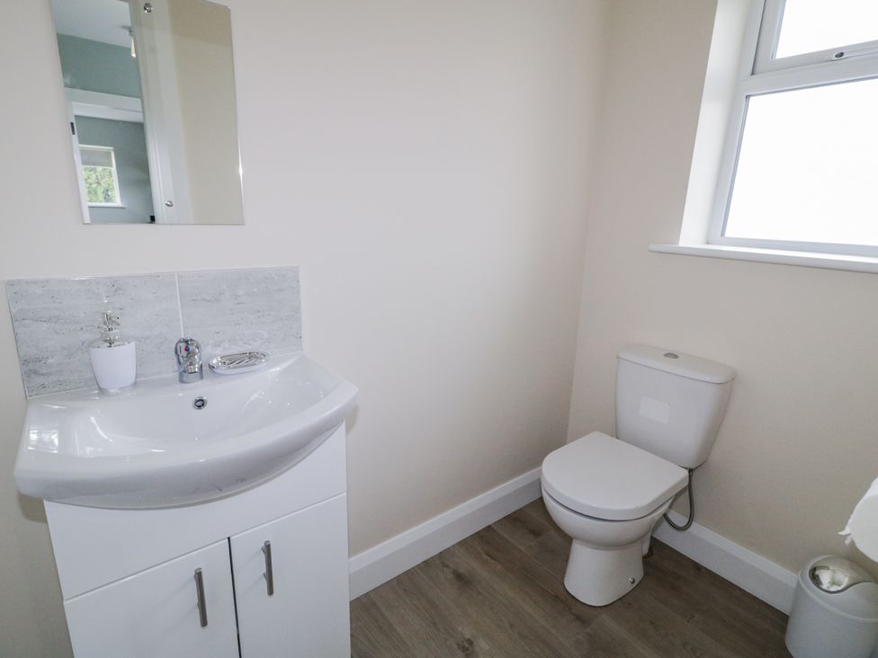 A bathroom with sink and toilet at Teac Caoimhe in Falcarragh