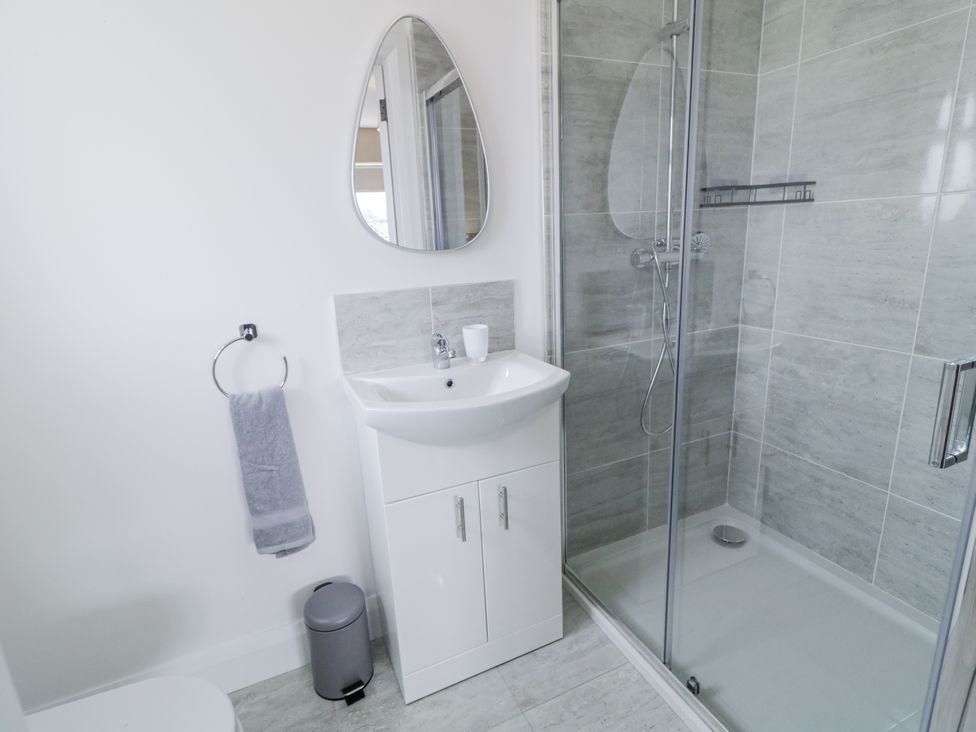 A bathroom with a sink, shower, and toilet at Teac Caoimhe in Falcarragh
