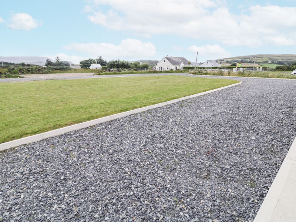 A garden area with grass and gravel at Teac Caoimhe in Falcarragh