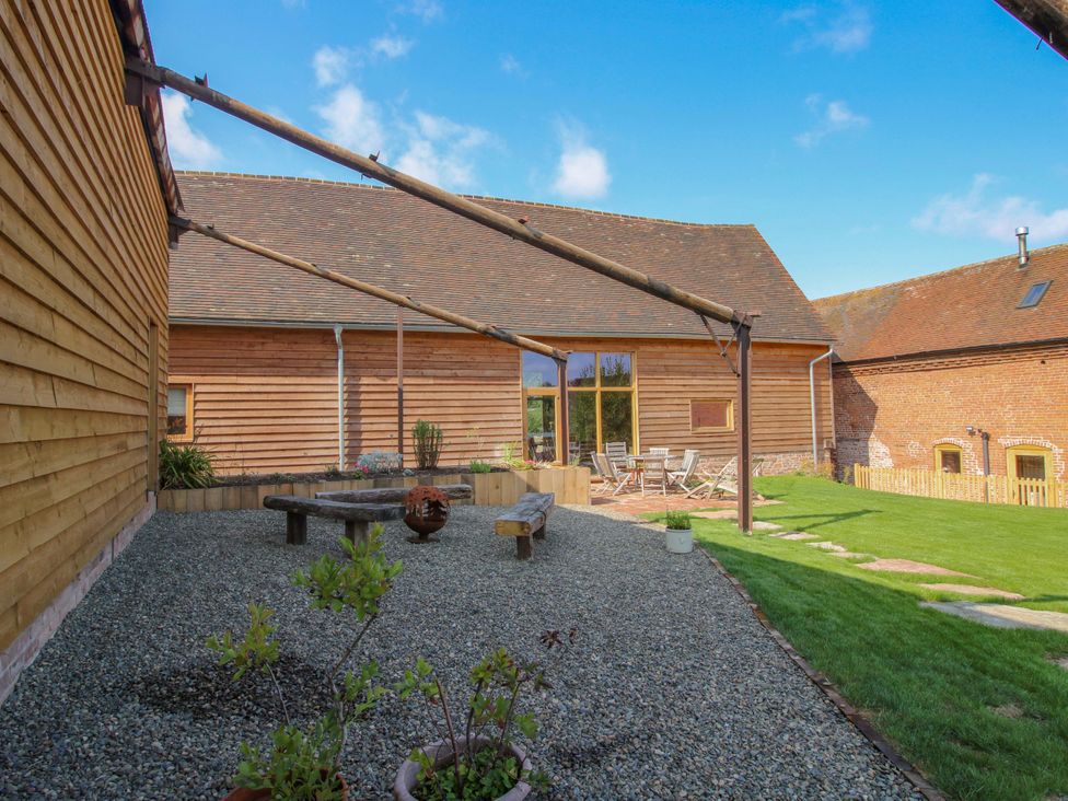 A garden with gravel patio and outdoor furniture at Crook Barn in Tenbury Wells