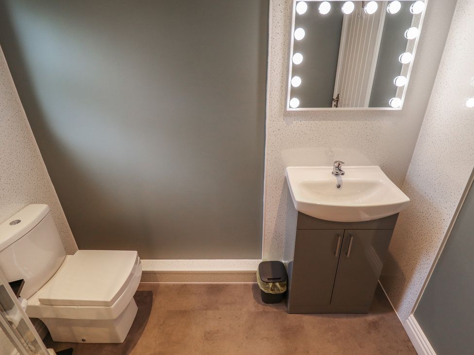A bathroom with sink and toilet at Pear Tree Lodge in Alford