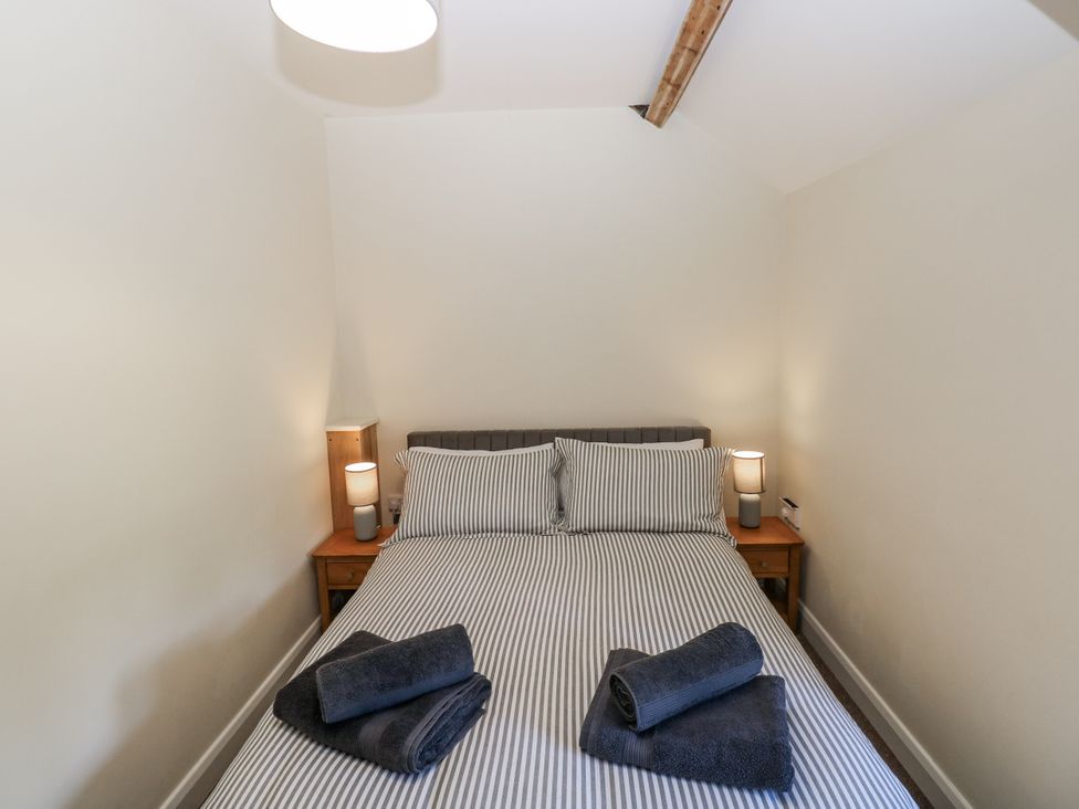 A bedroom with a bed and towels on the bedding at Vern Dale in Builth Wells