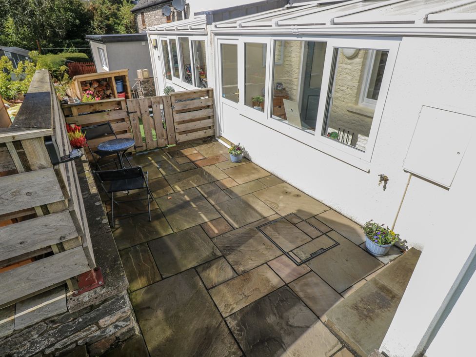 An outdoor area with plants and furniture at Vern Dale in Builth Wells
