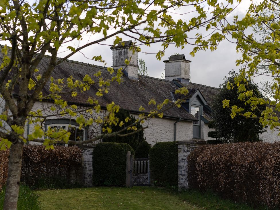 A house with trees and a gate at Gatekeepers Cottage Myddfai near Llandovery