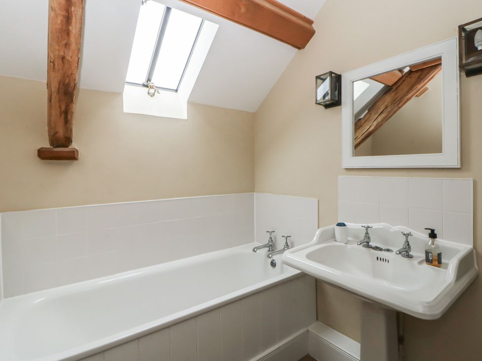 A bathroom with bathtub and washbasin at North Cottage in Llandovery