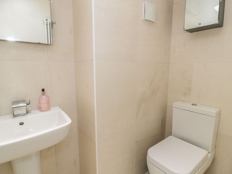 A bathroom with a washbasin and a toilet at Peniel Cottage in Caernarfon