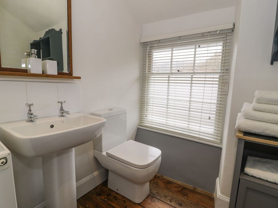 A bathroom with a sink and toilet at Peniel Cottage Caernarfon