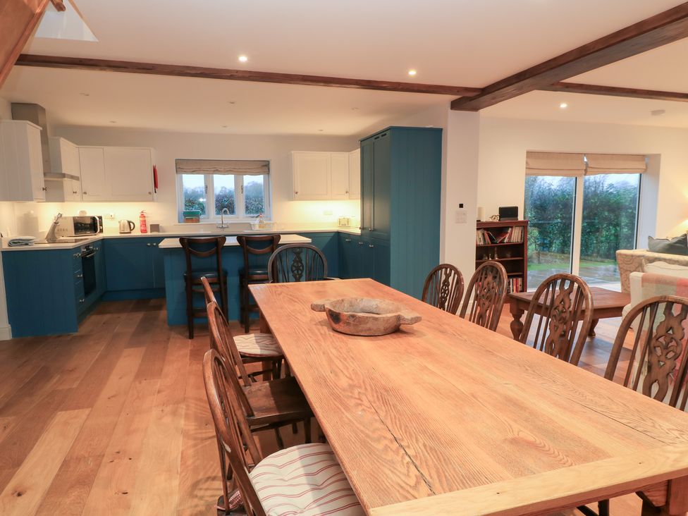 A kitchen with dining table and chairs at Peewit Coach House in Moreton-in-Marsh