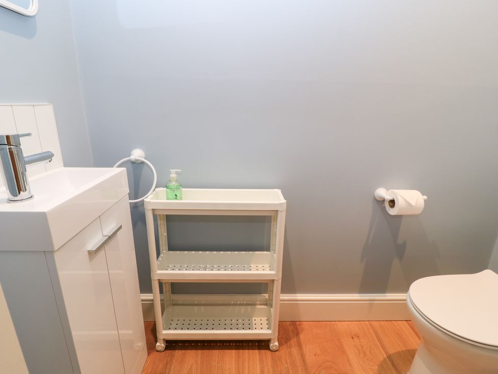 A bathroom with a sink and toilet at Peewit Coach House Moreton-in-Marsh