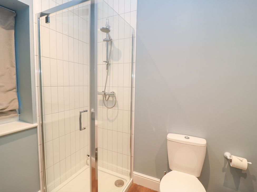 A bathroom with a shower and toilet at Peewit Coach House in Moreton-in-Marsh