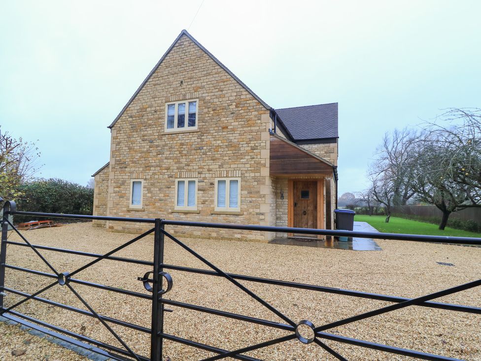 A house with a gravel driveway at Peewit Coach House Moreton-in-Marsh