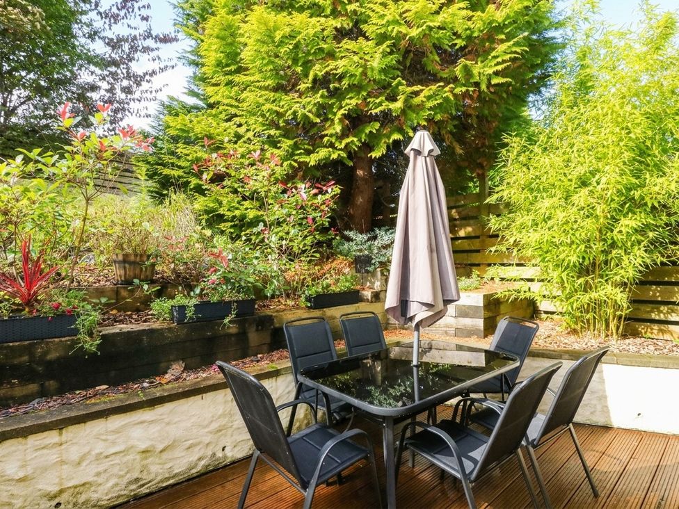 A garden with a dining table and chairs at 1 Balnakeil in Dunbeg