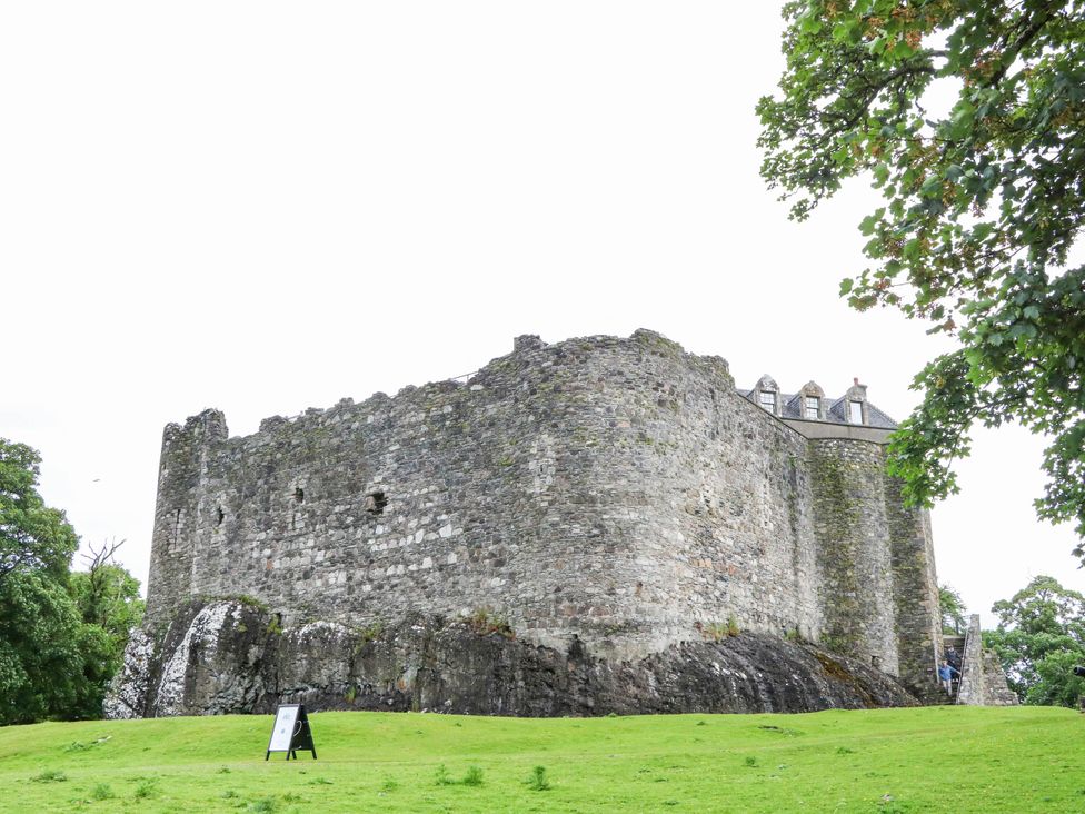 A castle structure with stone walls and grass at 1 Balnakeil, Dunbeg