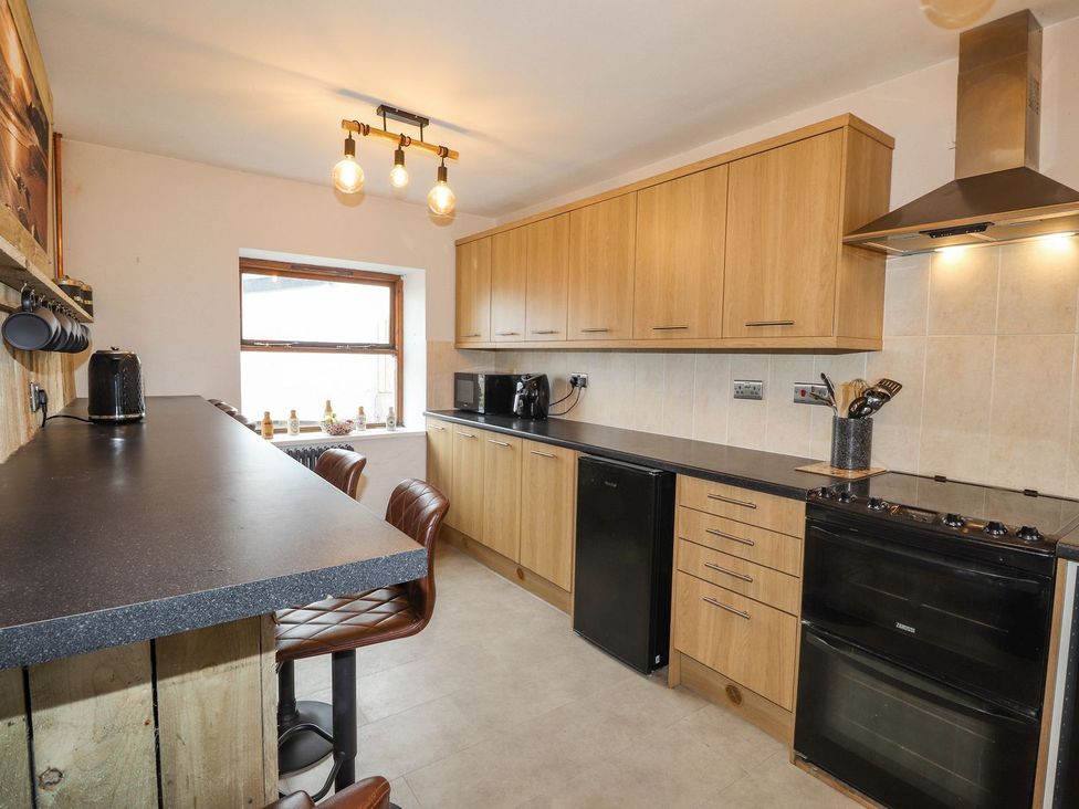 A kitchen with cabinets and appliances at Clawddcam in Mathry