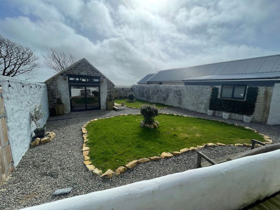 A garden with gravel and grass at Clawddcam in Mathry