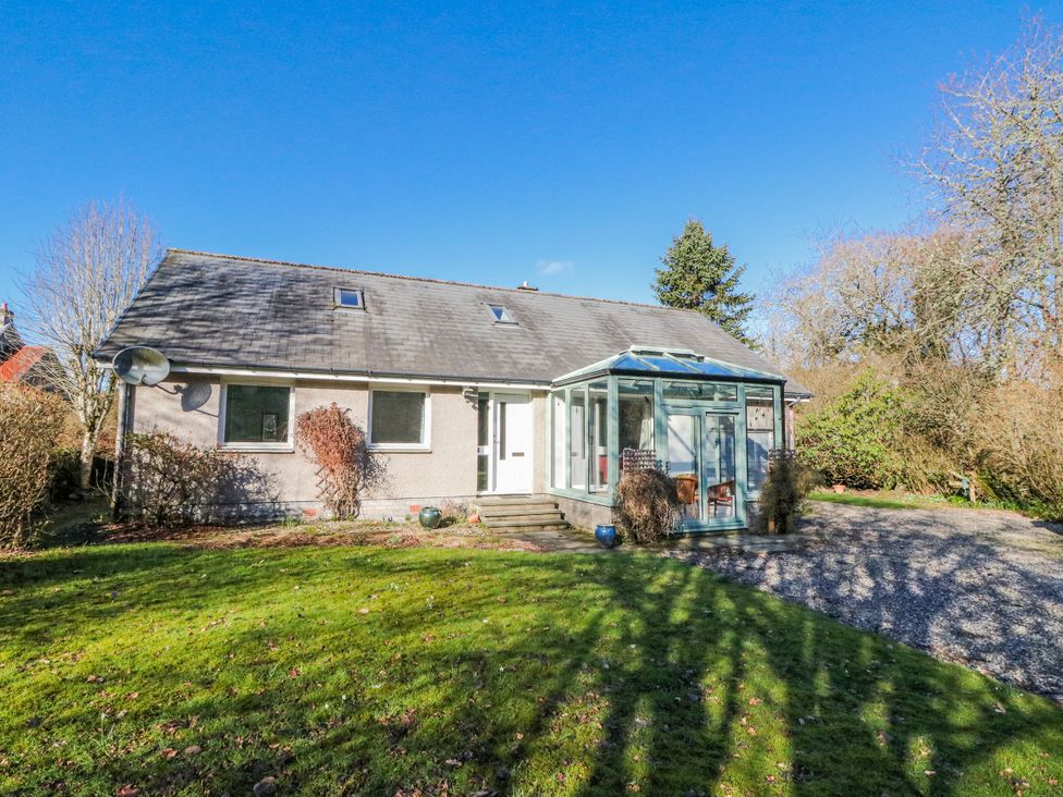 A house with a conservatory and garden at Grianach in Balnaguard near Strathtay