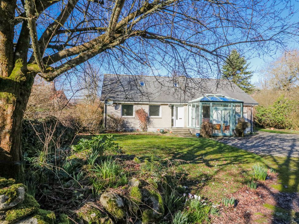 A house with a conservatory and garden at Grianach in Balnaguard near Strathtay