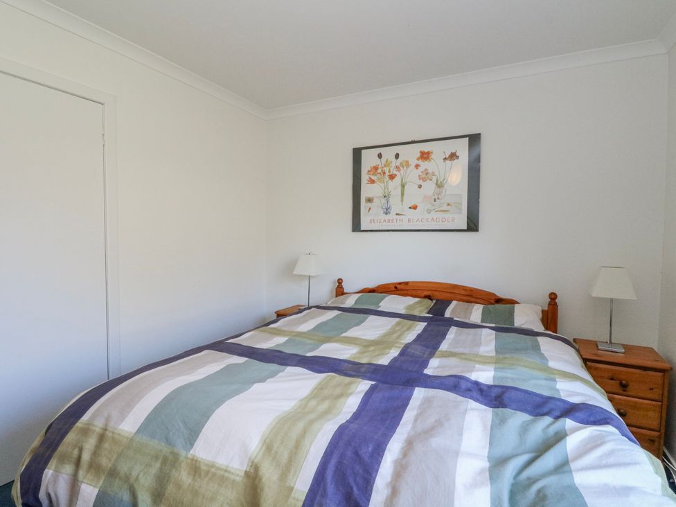 A bedroom with a bed and bedside lamps at Grianach Balnaguard near Strathtay