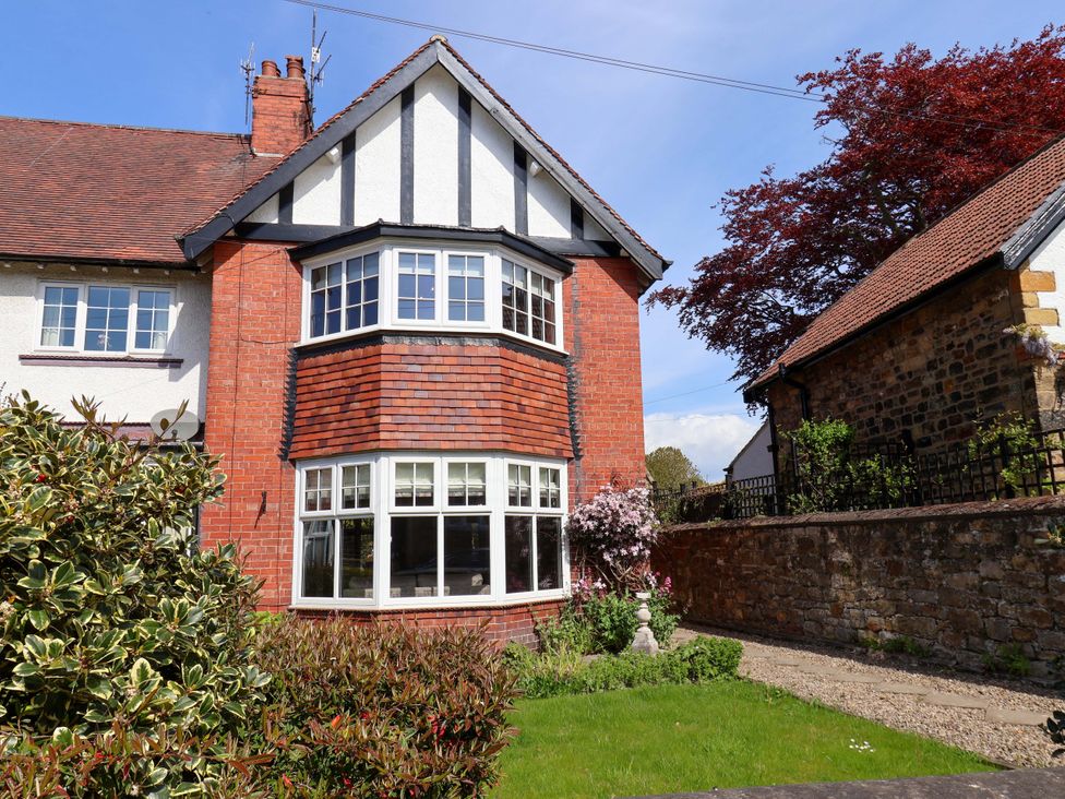An exterior view of a house with a garden at 16 High Street