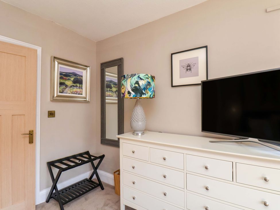 A bedroom with a television and dresser at 16 High Street