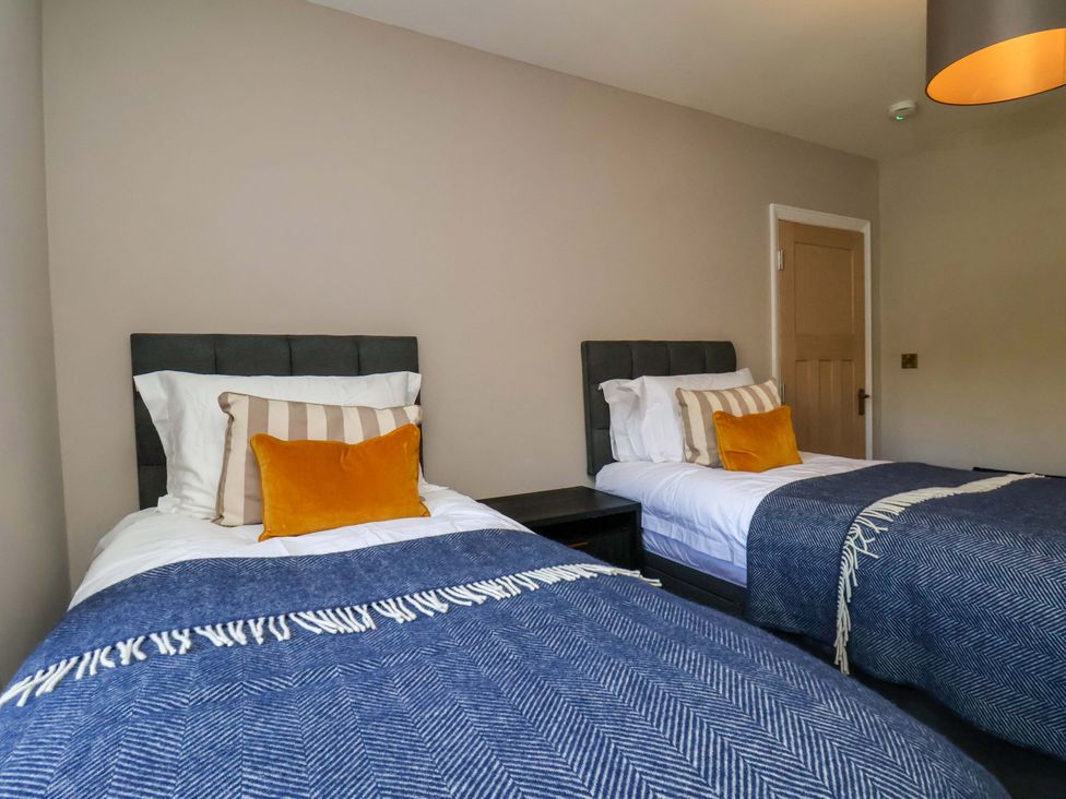 A bedroom with two twin beds at 16 High Street