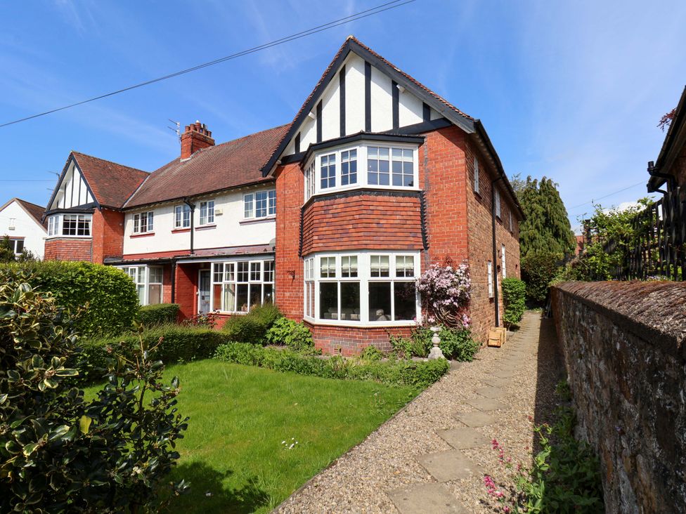 A house with a garden and pathway at 16 High Street